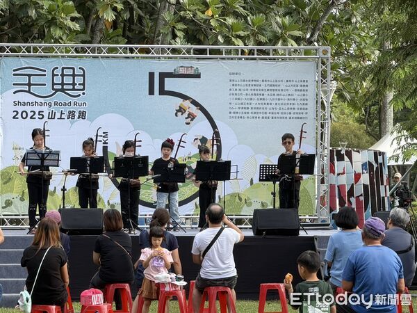 ▲「全興2025山上路跑」今晨在山上花園水道博物館開跑，超過兩千名跑者迎著微風出發。（記者林東良翻攝，下同）