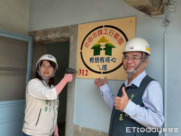▲台南市做工行善團2日完成第312戶修繕工程，市長夫人劉育菁代表黃偉哲慰勞志工，現場洋溢溫馨氛圍。（記者林東良翻攝，下同）