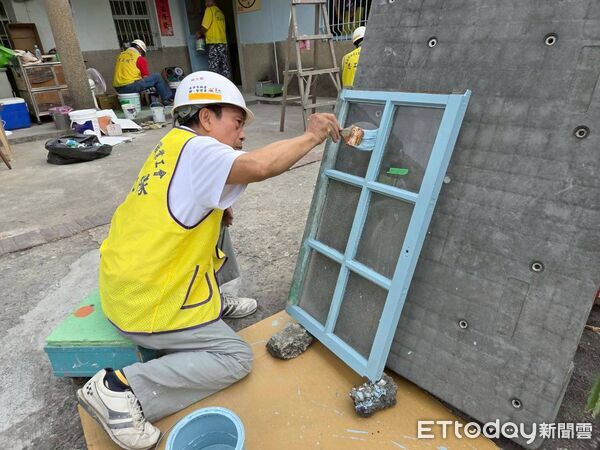 ▲台南市做工行善團2日完成第312戶修繕工程，市長夫人劉育菁代表黃偉哲慰勞志工，現場洋溢溫馨氛圍。（記者林東良翻攝，下同）