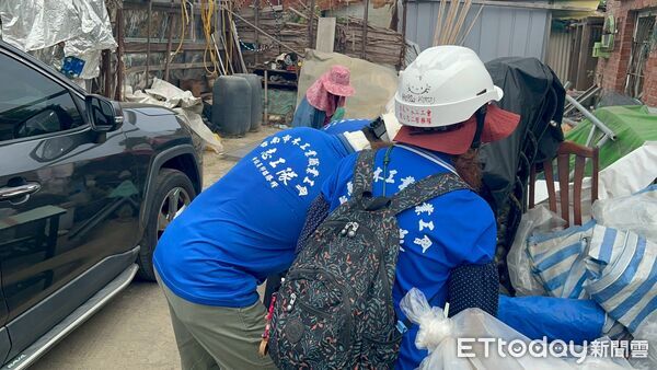 ▲台南市做工行善團2日完成第312戶修繕工程，市長夫人劉育菁代表黃偉哲慰勞志工，現場洋溢溫馨氛圍。（記者林東良翻攝，下同）