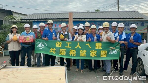 ▲台南市做工行善團2日完成第312戶修繕工程，市長夫人劉育菁代表黃偉哲慰勞志工，現場洋溢溫馨氛圍。（記者林東良翻攝，下同）