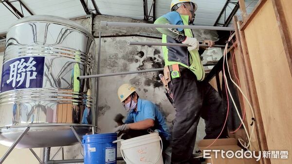 ▲台南市做工行善團2日完成第312戶修繕工程，市長夫人劉育菁代表黃偉哲慰勞志工，現場洋溢溫馨氛圍。（記者林東良翻攝，下同）