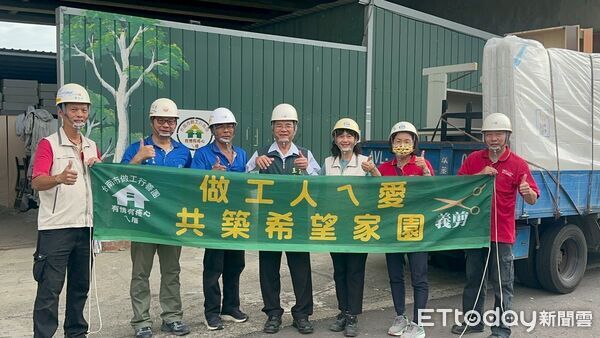▲台南市做工行善團2日完成第312戶修繕工程，市長夫人劉育菁代表黃偉哲慰勞志工，現場洋溢溫馨氛圍。（記者林東良翻攝，下同）