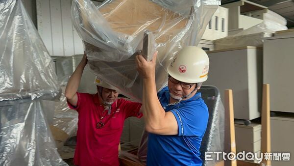 ▲台南市做工行善團2日完成第312戶修繕工程，市長夫人劉育菁代表黃偉哲慰勞志工，現場洋溢溫馨氛圍。（記者林東良翻攝，下同）