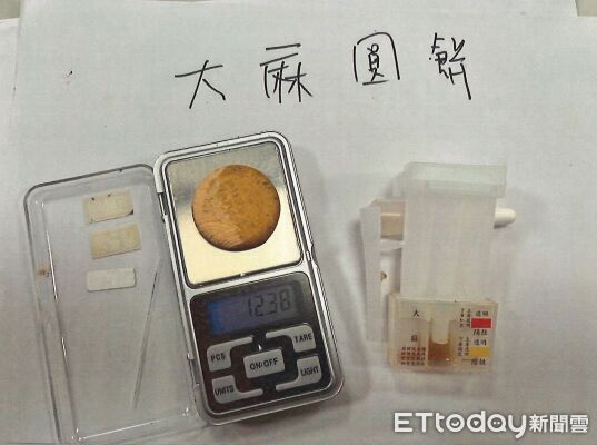 ▲▼蘆洲警在捷運站逮捕取簿手，警方循線逮捕第二層車手羅男，在羅男下榻飯店內起獲贓款及毒品大麻             。（圖／記者陳以昇翻攝）