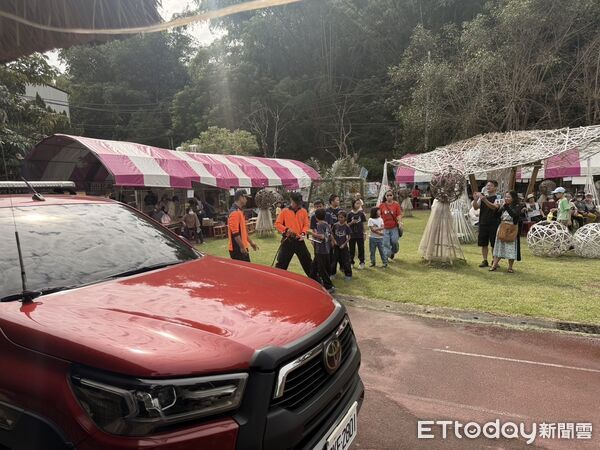 ▲左鎮消防分隊展示高壓細水霧消防車，讓民眾親身體驗噴水樂趣，成活動亮點。（記者林東良翻攝，下同）