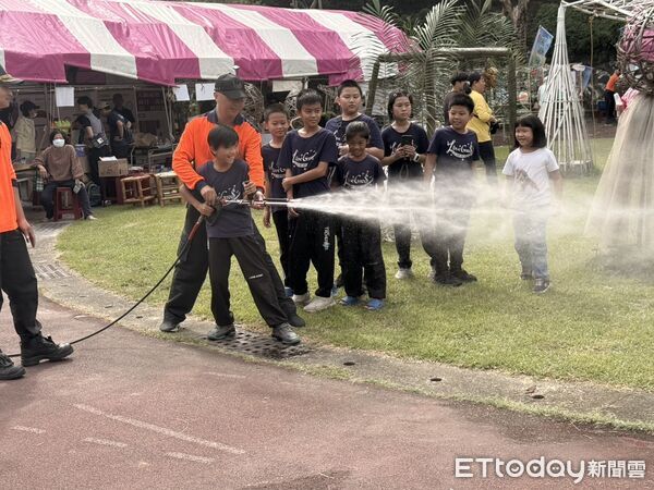 ▲左鎮消防分隊展示高壓細水霧消防車，讓民眾親身體驗噴水樂趣，成活動亮點。（記者林東良翻攝，下同）