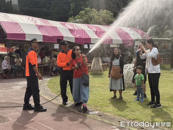 ▲左鎮消防分隊展示高壓細水霧消防車，讓民眾親身體驗噴水樂趣，成活動亮點。（記者林東良翻攝，下同）
