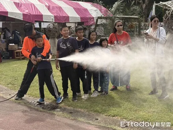 ▲左鎮消防分隊展示高壓細水霧消防車，讓民眾親身體驗噴水樂趣，成活動亮點。（記者林東良翻攝，下同）