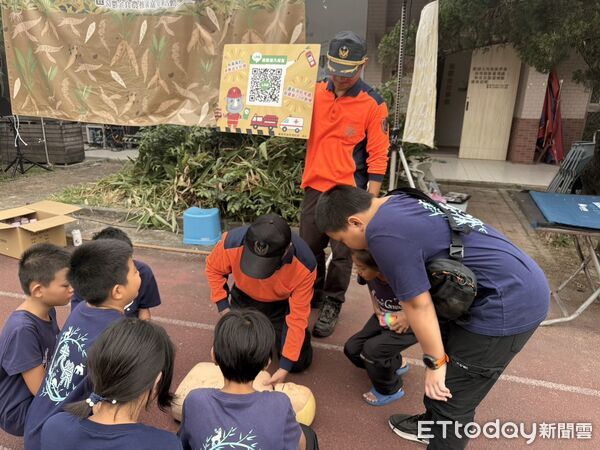 ▲左鎮消防分隊展示高壓細水霧消防車，讓民眾親身體驗噴水樂趣，成活動亮點。（記者林東良翻攝，下同）