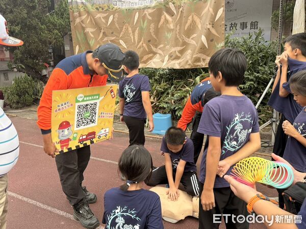 ▲左鎮消防分隊展示高壓細水霧消防車，讓民眾親身體驗噴水樂趣，成活動亮點。（記者林東良翻攝，下同）