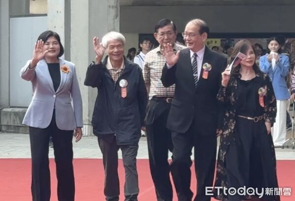 ▲獲頒貢獻獎的七位藝文前輩合影，象徵雲林文化薪火相傳。（圖／記者游瓊華攝）