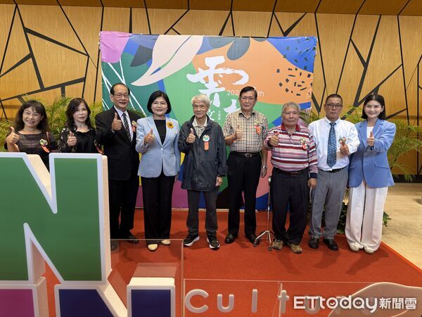 ▲獲頒貢獻獎的七位藝文前輩合影，象徵雲林文化薪火相傳。（圖／記者游瓊華攝）