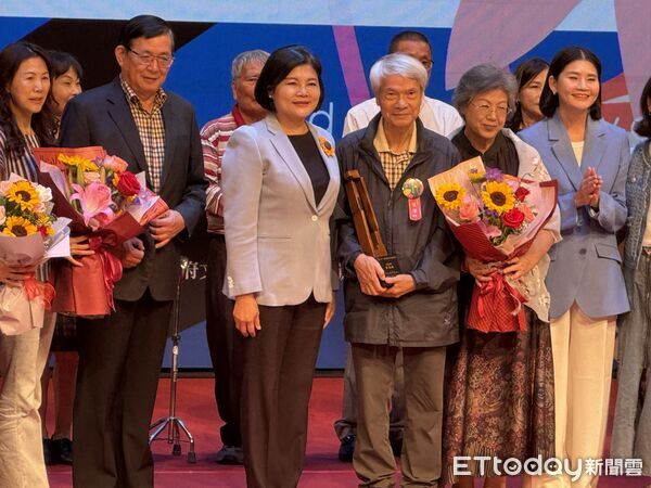 ▲獲頒貢獻獎的七位藝文前輩合影，象徵雲林文化薪火相傳。（圖／記者游瓊華攝）