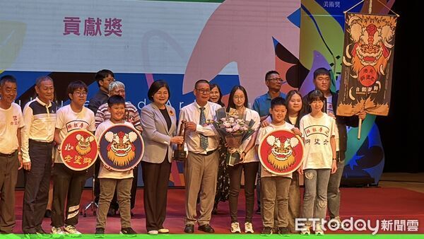▲獲頒貢獻獎的七位藝文前輩合影，象徵雲林文化薪火相傳。（圖／記者游瓊華攝）