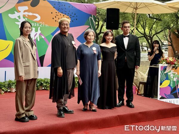 ▲獲頒貢獻獎的七位藝文前輩合影，象徵雲林文化薪火相傳。（圖／記者游瓊華攝）