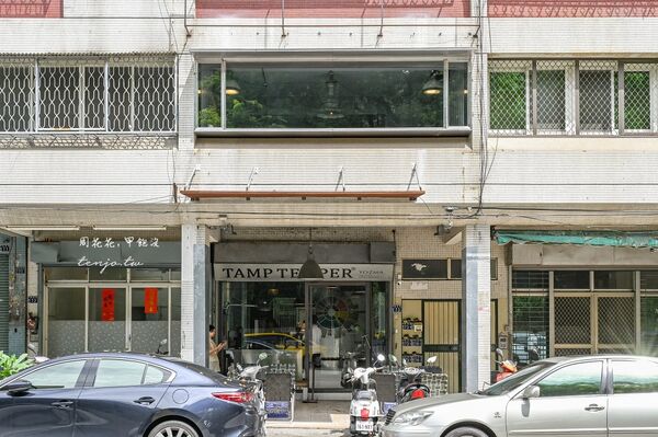 ▲▼台中咖啡推薦「Tamp Temper Yozma Taichung Coffee」科博館附近超美綠樹窗景咖啡店。（圖／部落客周花花提供）