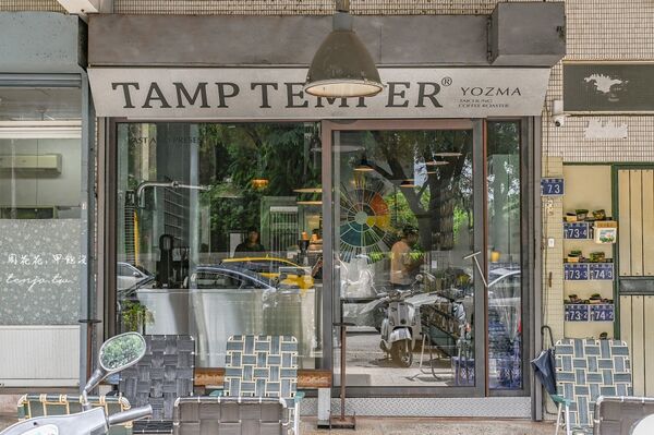 ▲▼台中咖啡推薦「Tamp Temper Yozma Taichung Coffee」科博館附近超美綠樹窗景咖啡店。（圖／部落客周花花提供）