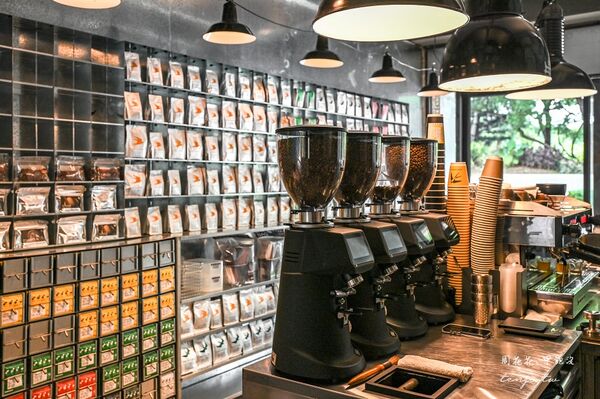 ▲▼台中咖啡推薦「Tamp Temper Yozma Taichung Coffee」科博館附近超美綠樹窗景咖啡店。（圖／部落客周花花提供）