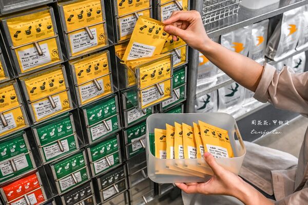 ▲▼台中咖啡推薦「Tamp Temper Yozma Taichung Coffee」科博館附近超美綠樹窗景咖啡店。（圖／部落客周花花提供）