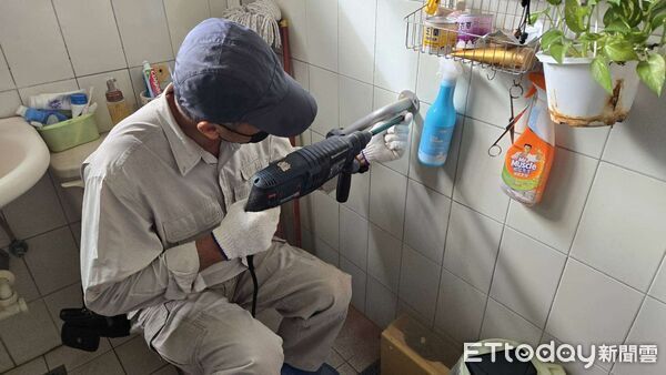 ▲志工在鄉間老屋前忙著安裝扶手，溫情畫面見證社區守護的力量。（圖／記者游瓊華翻攝）