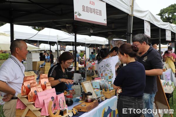 ▲古坑綠色隧道咖啡香瀰漫，民眾扶老攜幼漫步其間，享受午後時光。（圖／記者游瓊華翻攝）