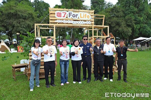 ▲古坑綠色隧道咖啡香瀰漫，民眾扶老攜幼漫步其間，享受午後時光。（圖／記者游瓊華翻攝）