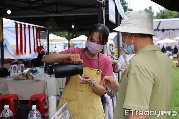 ▲古坑綠色隧道咖啡香瀰漫，民眾扶老攜幼漫步其間，享受午後時光。（圖／記者游瓊華翻攝）