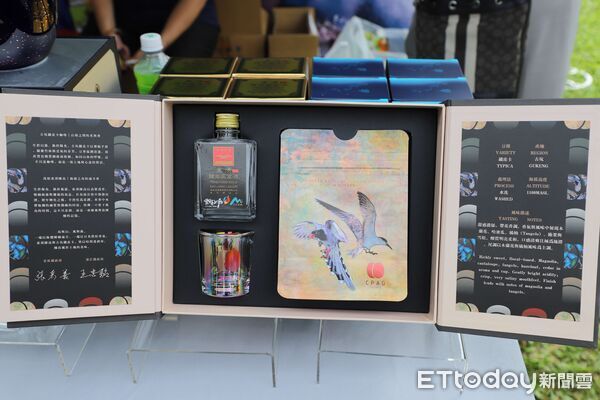 ▲古坑綠色隧道咖啡香瀰漫，民眾扶老攜幼漫步其間，享受午後時光。（圖／記者游瓊華翻攝）