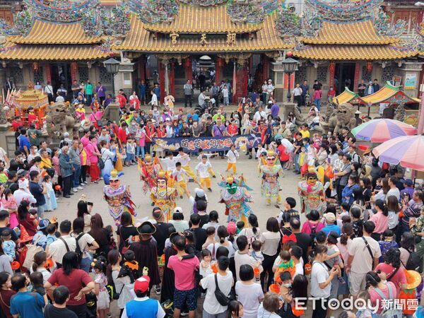 ▲350組親子盛裝出發，沿街遊行至北港朝天宮，氣氛熱鬧溫馨。（圖／記者游瓊華翻攝）