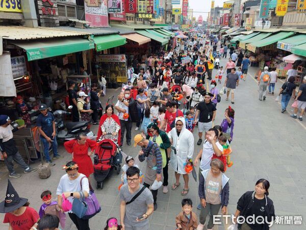 ▲350組親子盛裝出發，沿街遊行至北港朝天宮，氣氛熱鬧溫馨。（圖／記者游瓊華翻攝）
