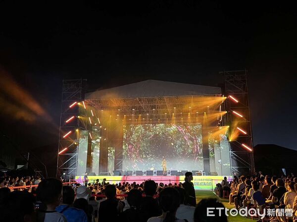 ▲雲林國際偶戲節開幕音樂會現場湧入上萬人潮，舞台結合音樂與戲偶，氣氛熱烈。（圖／記者游瓊華翻攝）