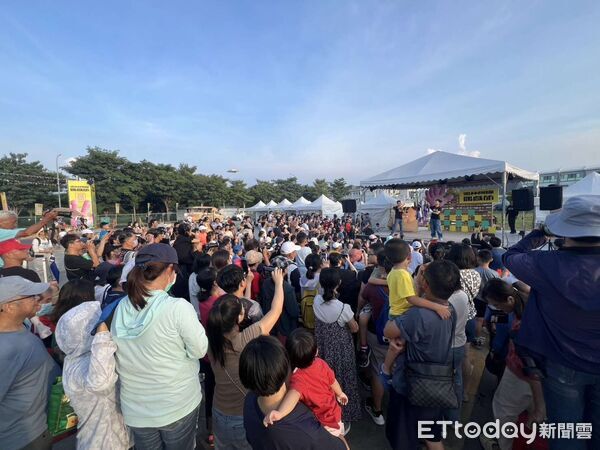 ▲雲林國際偶戲節開幕音樂會現場湧入上萬人潮，舞台結合音樂與戲偶，氣氛熱烈。（圖／記者游瓊華翻攝）