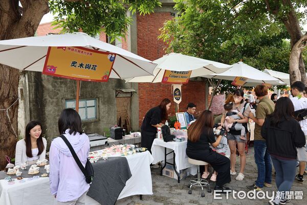 ▲雲林縣長張麗善與藝人無尊一同為「撫錢花開」成果展揭幕，現場人潮爆棚。（圖／記者游瓊華翻攝）