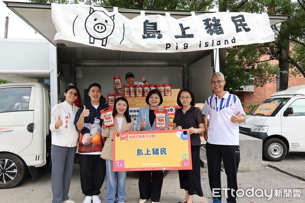 ▲雲林縣長張麗善與藝人無尊一同為「撫錢花開」成果展揭幕，現場人潮爆棚。（圖／記者游瓊華翻攝）