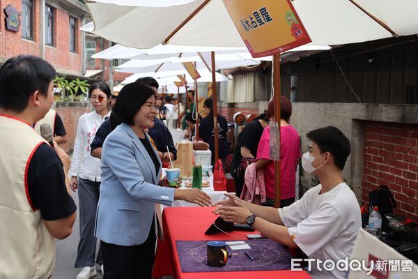 ▲雲林縣長張麗善與藝人無尊一同為「撫錢花開」成果展揭幕，現場人潮爆棚。（圖／記者游瓊華翻攝）