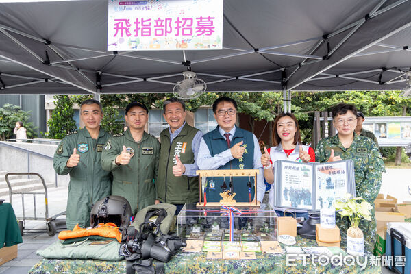 ▲歸仁琴音愛歌Song購物節熱鬧登場，市長黃偉哲與民眾同樂推廣綠色生活。（記者林東良翻攝，下同）