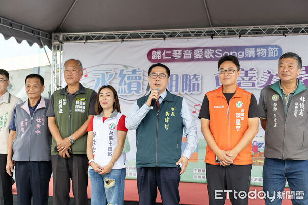 ▲歸仁琴音愛歌Song購物節熱鬧登場，市長黃偉哲與民眾同樂推廣綠色生活。（記者林東良翻攝，下同）