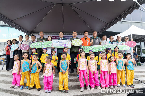 ▲歸仁琴音愛歌Song購物節熱鬧登場，市長黃偉哲與民眾同樂推廣綠色生活。（記者林東良翻攝，下同）