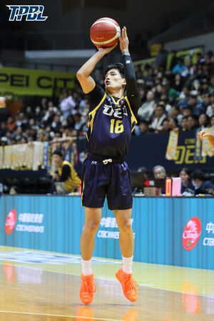 ▲特攻飛克、林韋翰、莫米爾，攻城獅劉丞勳。（圖／TPBL職籃提供） 