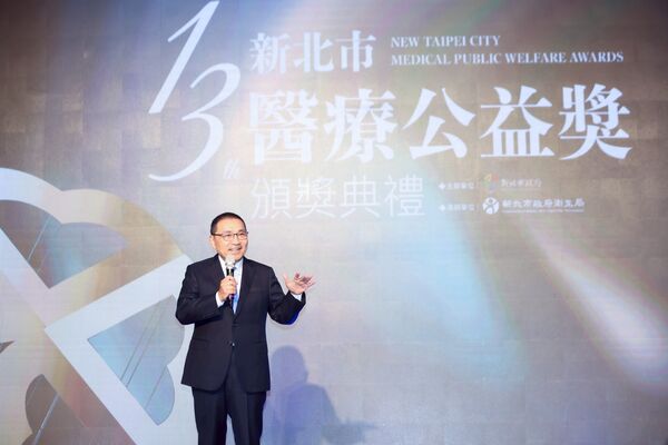 ▲侯友宜出席新北第13屆醫療公益獎。（圖／新北市新聞局提供）
