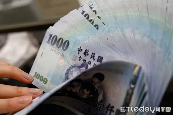 ▲行政院本月中將開始進行普發1萬元作業。（圖／路透）