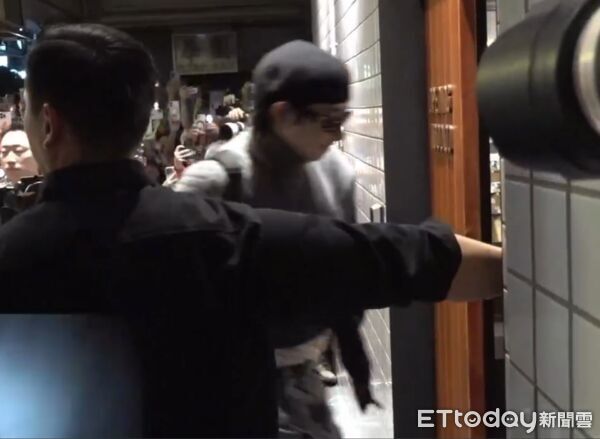 ▲▼直擊／GD唱完大巨蛋直奔金豬！搭千萬豪車現身　李洙赫緊跟身後。（圖／記者莊喬迪攝）