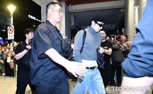 ▲▼ 直擊／GD唱完大巨蛋直奔金豬！搭千萬豪車現身　李洙赫黏TT跟身後。（圖／記者莊喬迪攝）