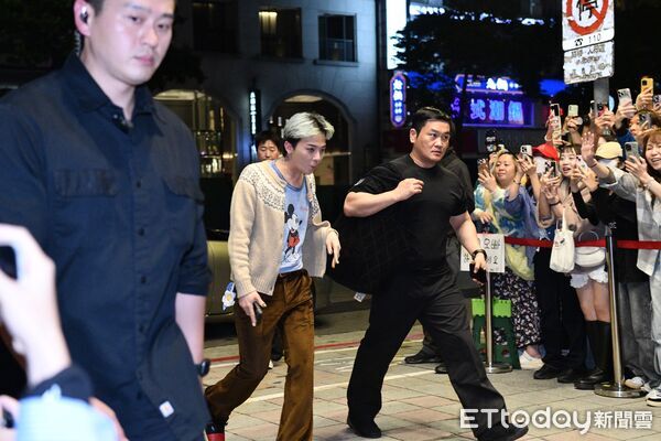 ▲▼ 直擊／GD唱完大巨蛋直奔金豬！搭千萬豪車現身　李洙赫黏TT跟身後。（圖／記者莊喬迪攝）