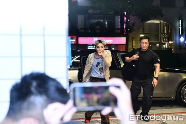 ▲▼ 直擊／GD唱完大巨蛋直奔金豬！搭千萬豪車現身　李洙赫黏TT跟身後。（圖／記者莊喬迪攝）