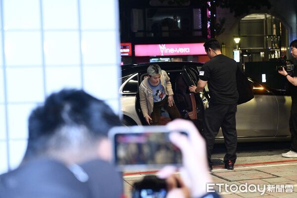 ▲▼ 直擊／GD唱完大巨蛋直奔金豬！搭千萬豪車現身　李洙赫黏TT跟身後。（圖／記者莊喬迪攝）