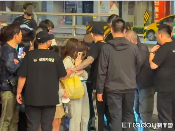 ▲▼ 直擊／還沒等到GD來！粉絲當場腿軟癱倒　一群保鑣嚇壞衝上前。（圖／記者莊喬迪攝）