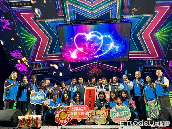 ▲安定慈善會第3度捐贈復康巴士，黃偉哲市長代表受贈並回贈感謝狀。（記者林東良翻攝，下同）