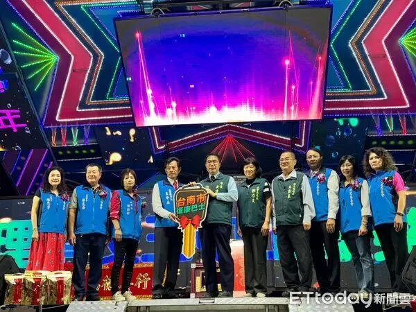 ▲安定慈善會第3度捐贈復康巴士，黃偉哲市長代表受贈並回贈感謝狀。（記者林東良翻攝，下同）